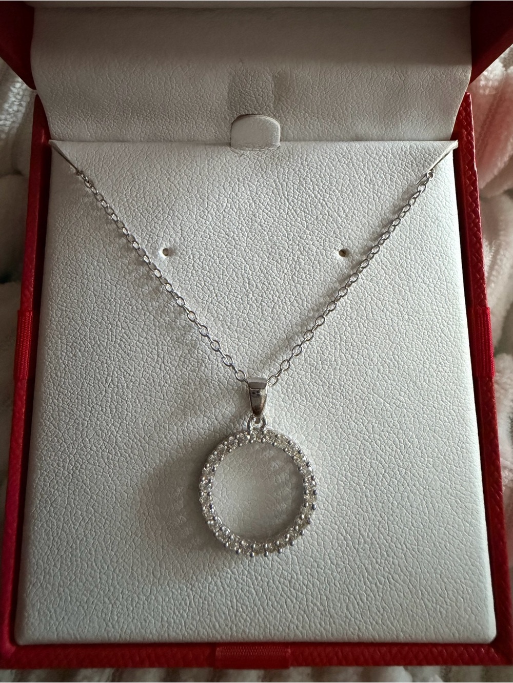 🤍 Floating Oval Halo Necklace
925 Sterling Silver